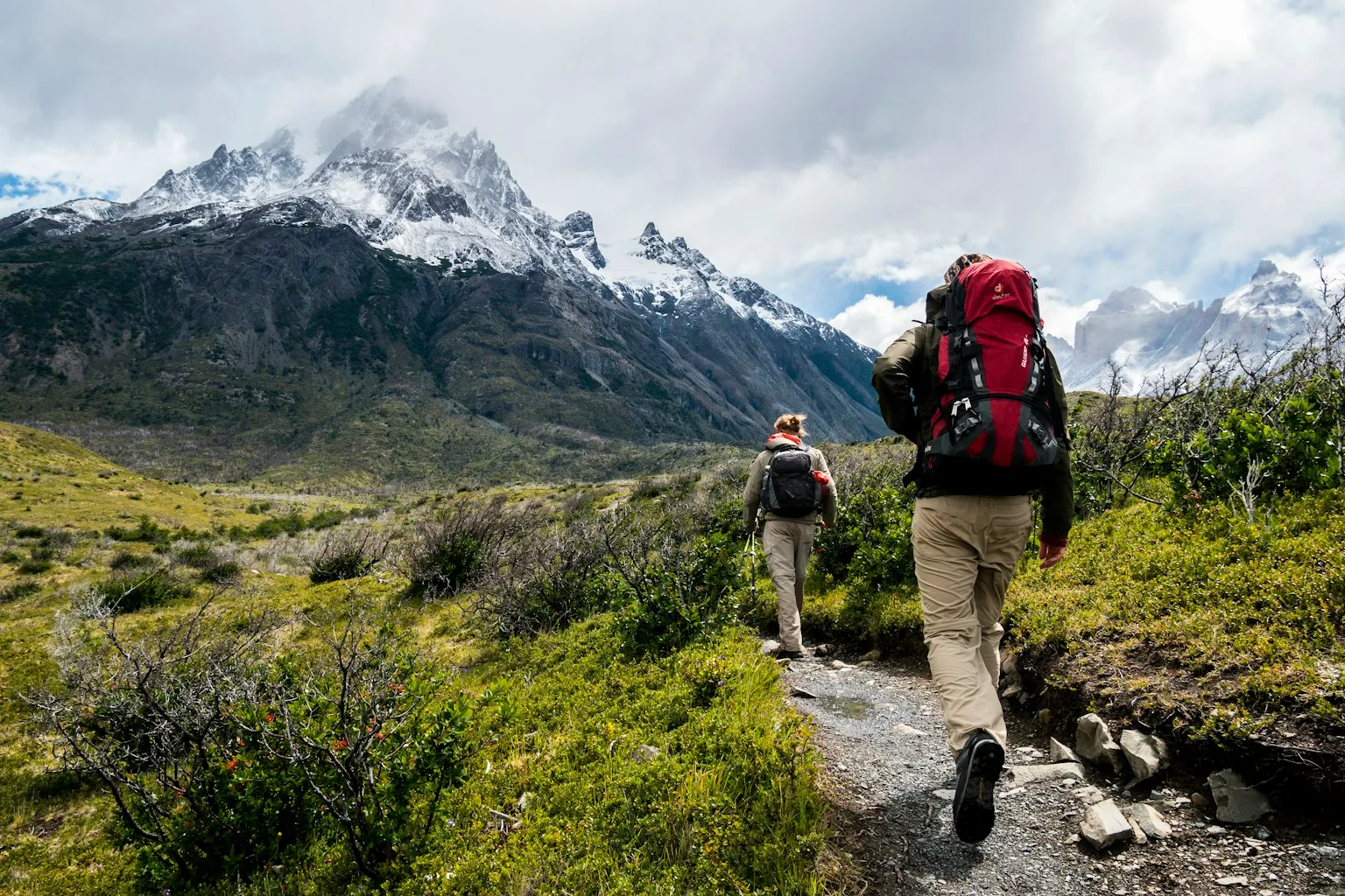 Randonneurs planifiant l’équipement et le poids du sac sur un sentier de montagne