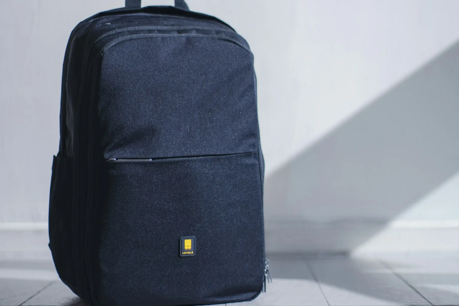 Balance numérique pesant un sac à dos chargé